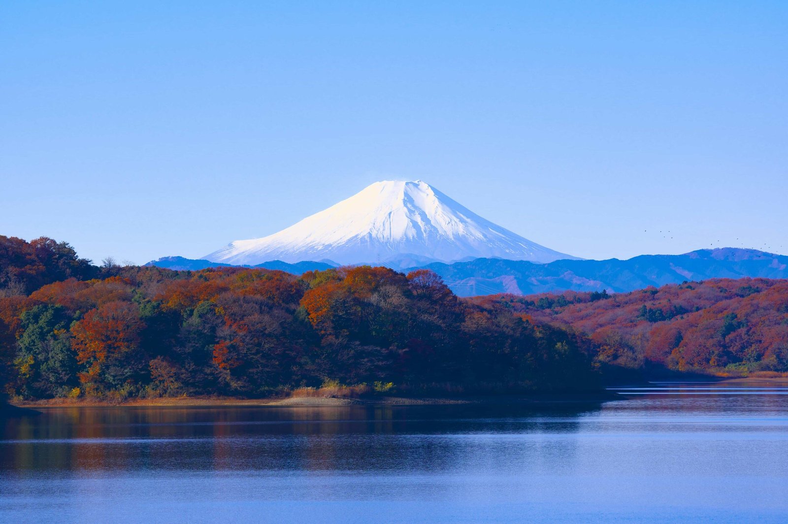 Mount Fuji above Lake Ashi with reflections in the water.