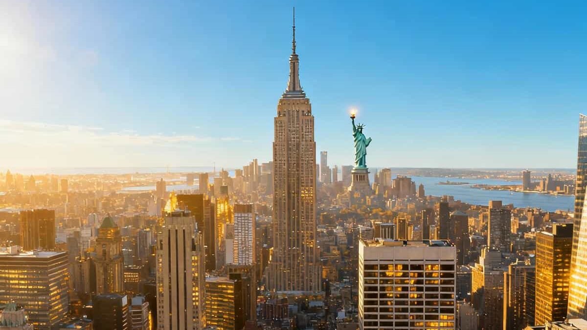 USA & Canada City Passes: A image of the Empire State Building and the Statue of Liberty as part of a New York City pass